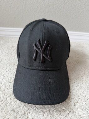 New Era 59Fifty New York Yankees Black Fitted Hat Size 7 1/4